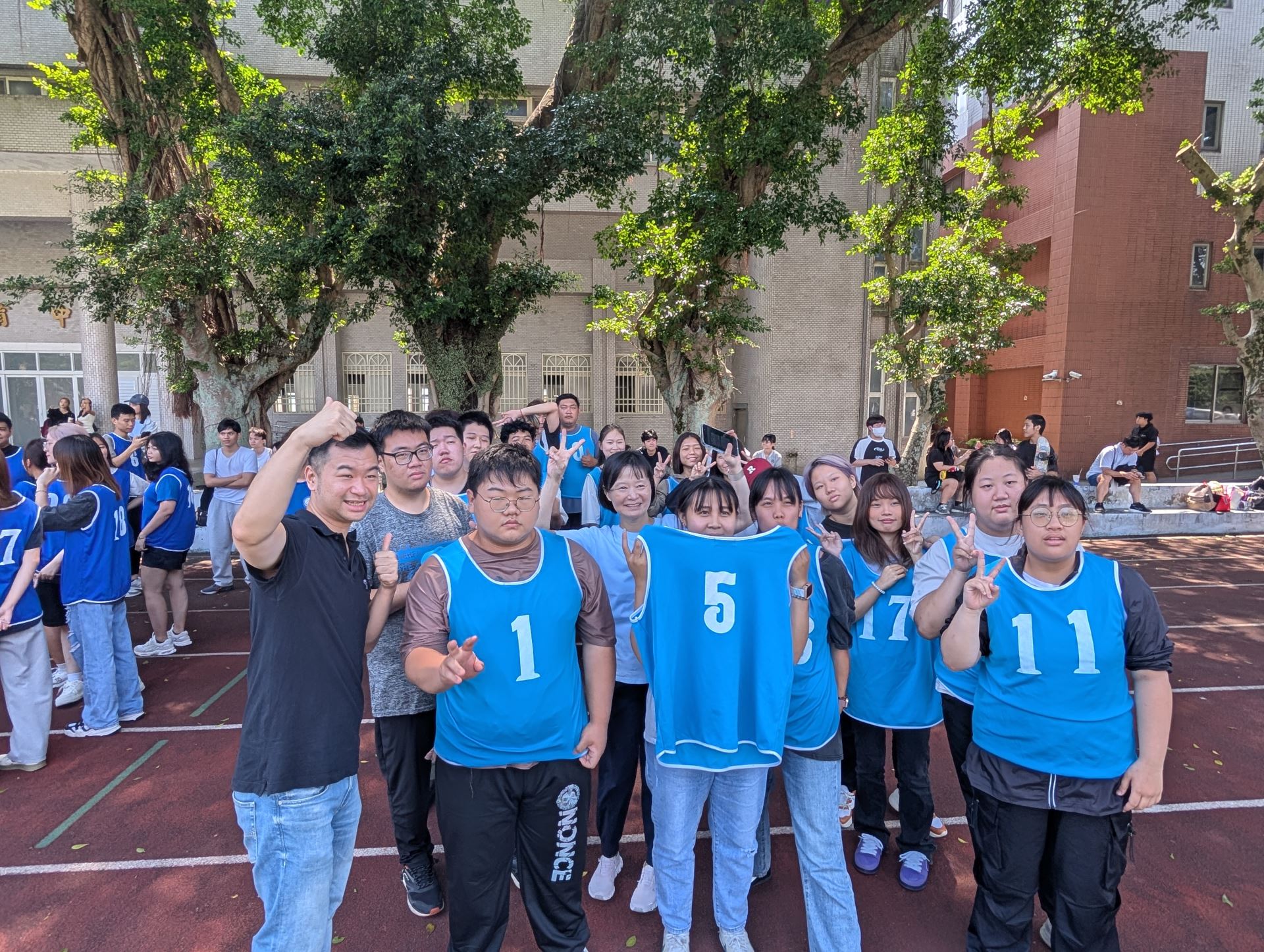 企管系拔河隊賽前合照