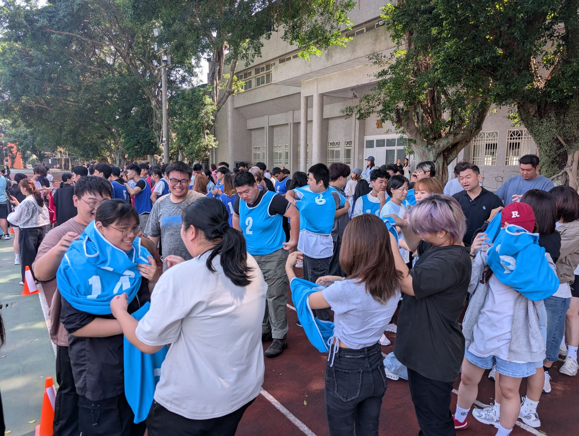 企管系拔河比賽 賽前合照