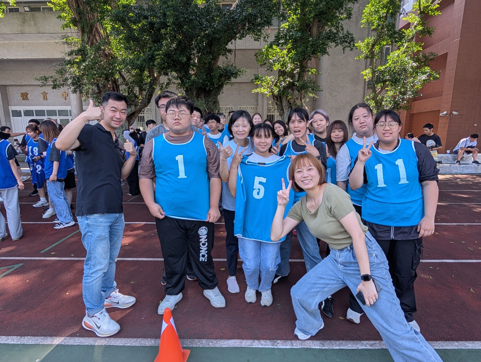 企管系拔河比賽 賽前合照