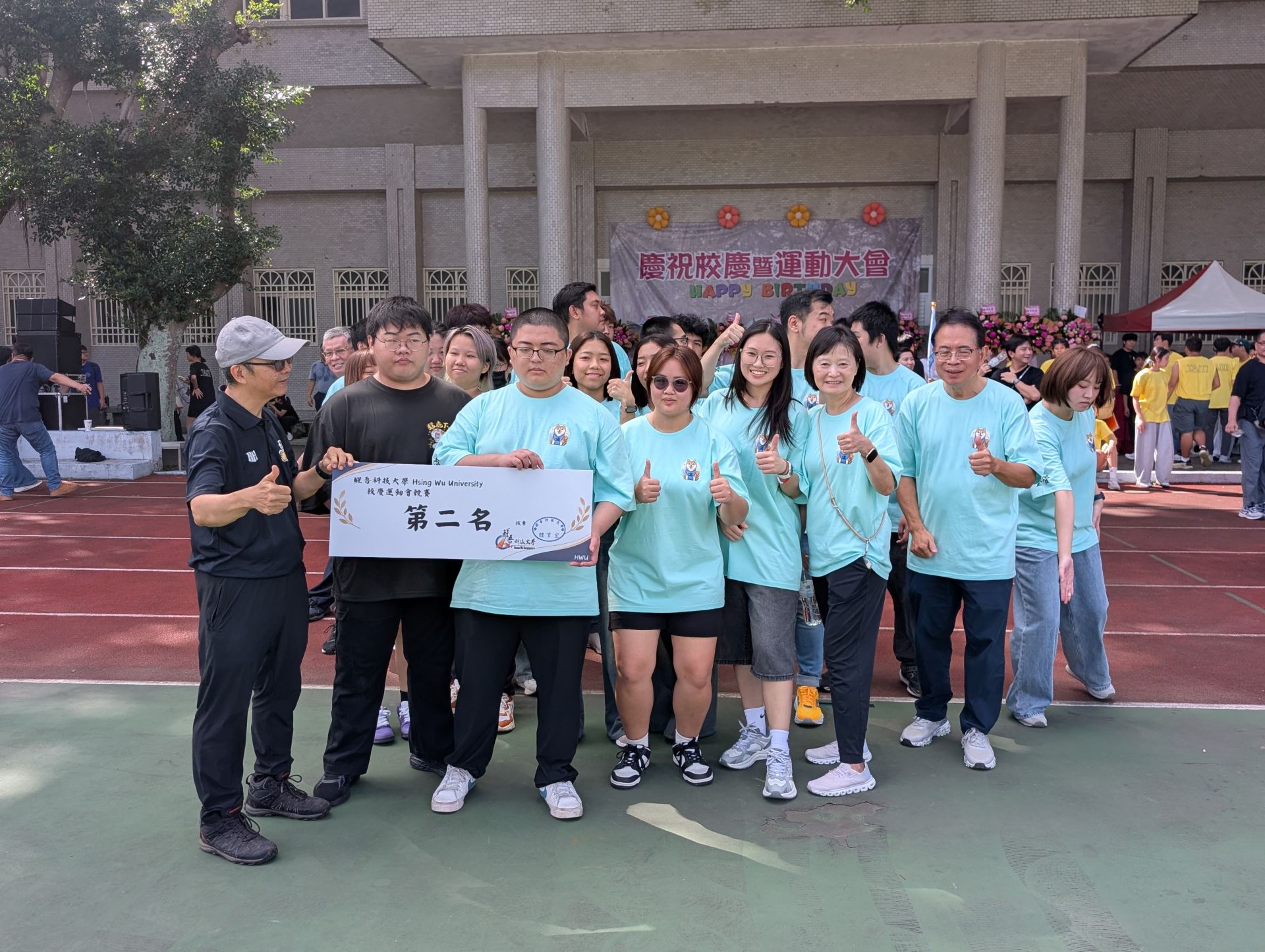 企管系拔河隊上台領取第二名