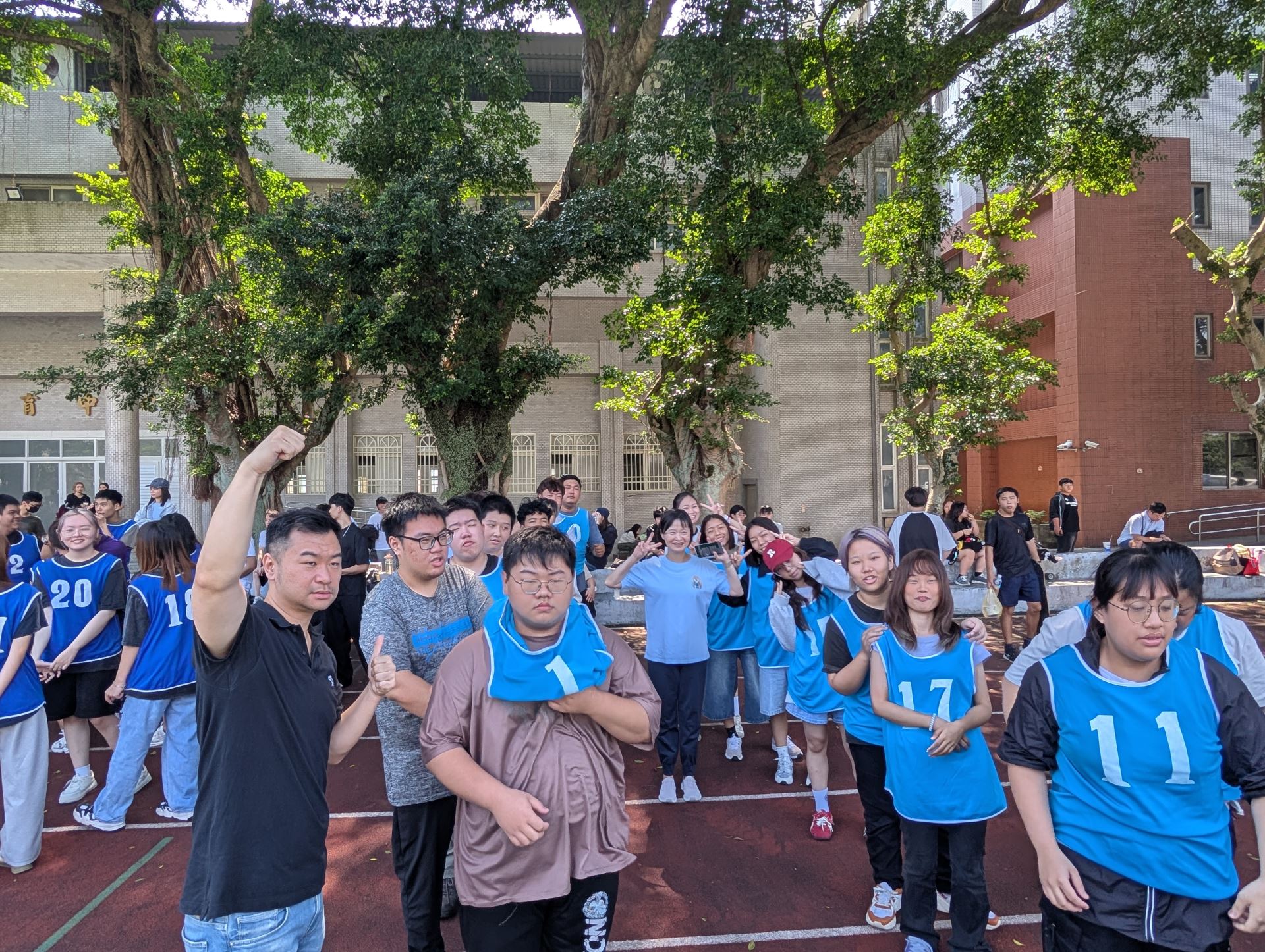 企管系拔河比賽 賽前合照